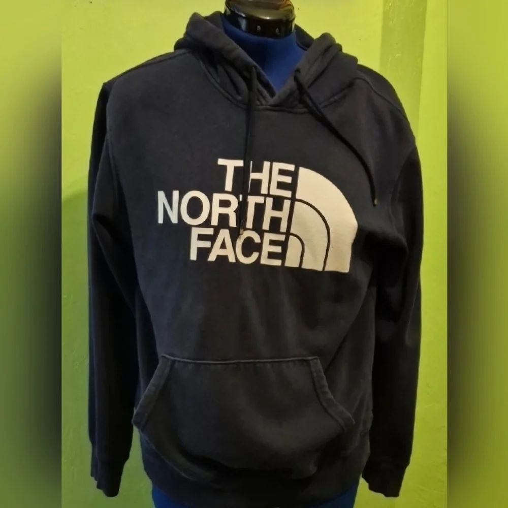 The Northface Mens SzM. Black Hoodie: Kangaroo Pocket.(#1585)